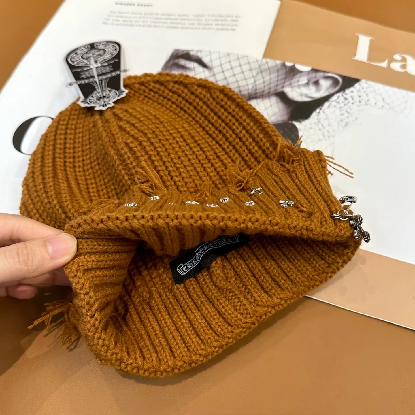 P60 🤍Chrome hearts new autumn and winter cross knitted hat🧶 One of the must-have hats in autumn and winter~ It really looks good on whoever wears it~, it is also a perfect match in black and white and gray in autumn~